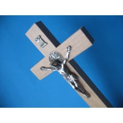 Krzyż drewniany z medalem Św.Benedykta na ścianę 16 cm Nr.3